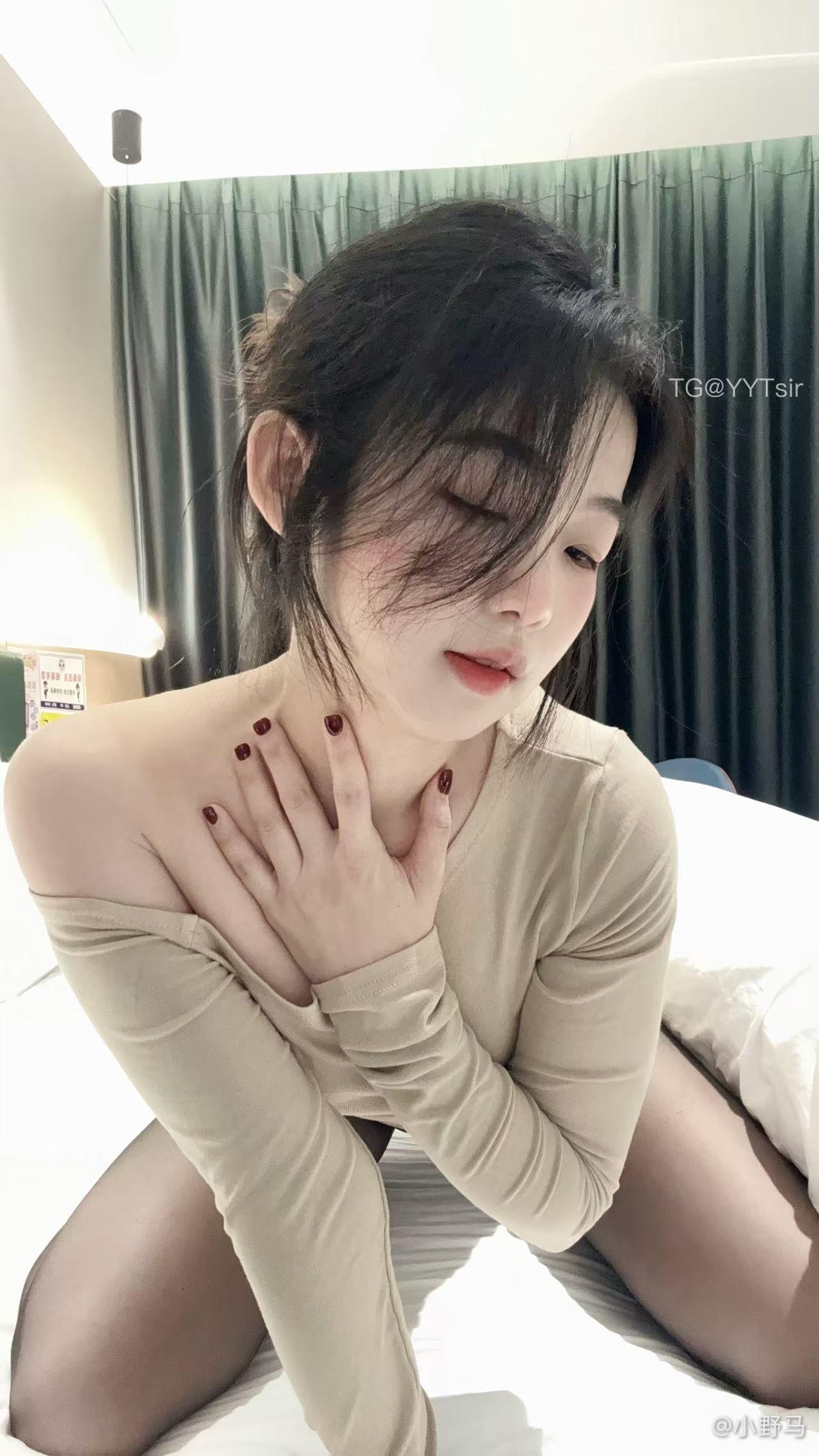图片[1]-抖音 小野马ovo 微密圈 NO.010期 【28P4V】最新至：2025.5.3-微密空间-全网最全抖音网红铁粉空间写真