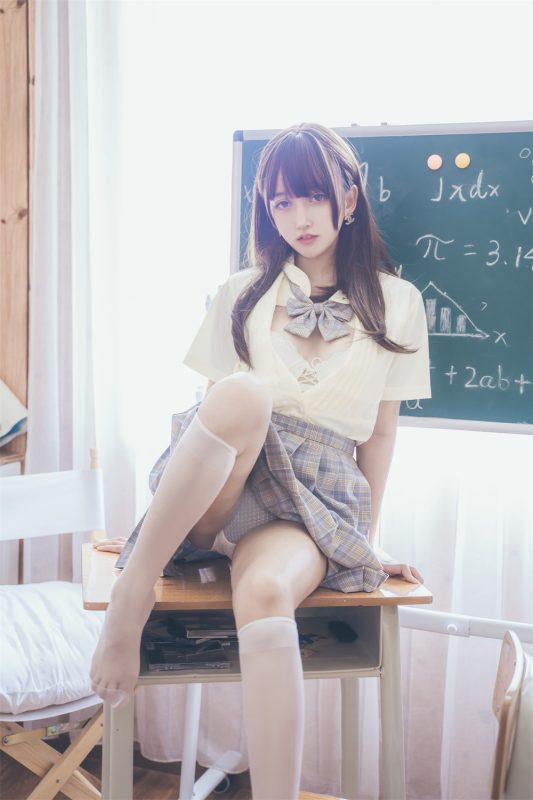 过期米线线喵 教室写真 [30P]-微密空间-全网最全抖音网红铁粉空间觅圈